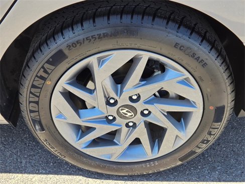 Used 2024 Hyundai Elantra SEL image 11