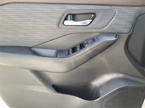 Used 2023 Nissan Rogue SV image 27
