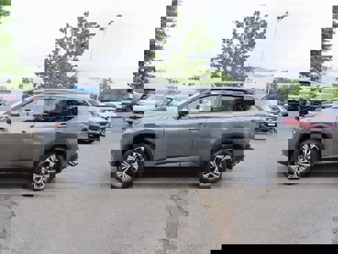 Used 2021 Nissan Rogue SV image 3
