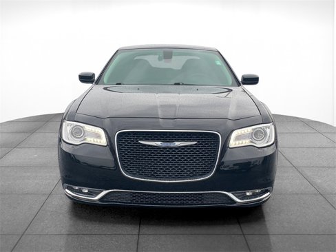 Used 2018 Chrysler 300 Touring L image 2