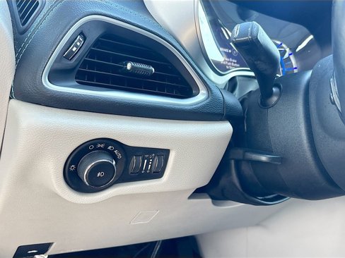 Used 2017 Chrysler Pacifica Platinum image 10