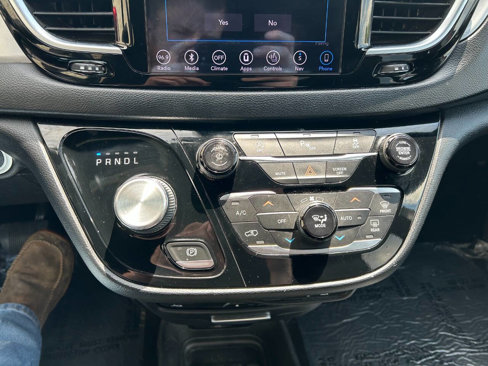 Used 2018 Chrysler Pacifica Touring-L Plus w/ S Appearance Package image 11