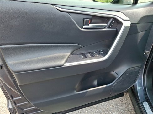 Used 2022 Toyota RAV4 XLE Premium image 12