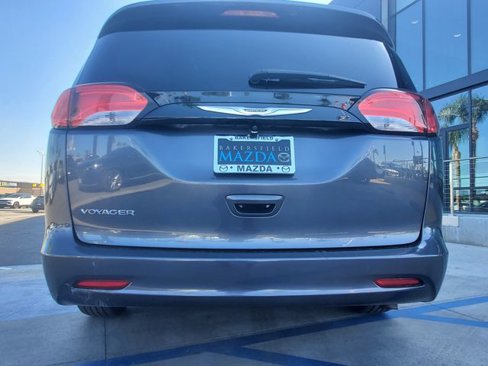 Used 2022 Chrysler Voyager LX image 9