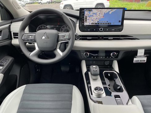 New 2025 Mitsubishi Outlander AWD image 8