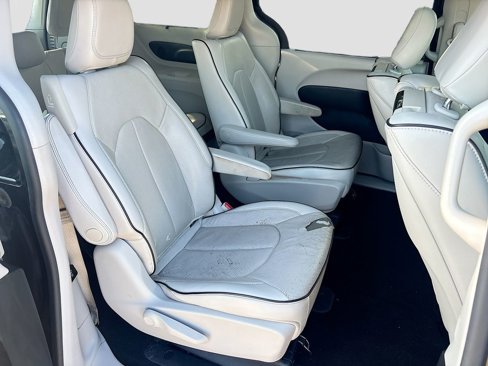 Used 2017 Chrysler Pacifica Platinum image 30