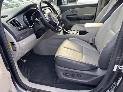 Used 2017 Kia Sedona LX w/ LX Essentials Premium Package image 12