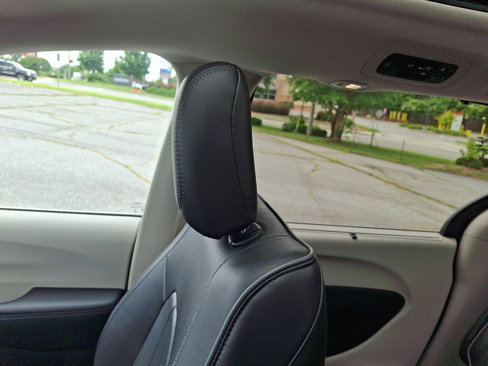 Used 2020 Chrysler Pacifica Limited image 17