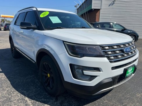 Used 2017 Ford Explorer XLT image 2