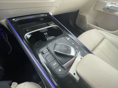 Used 2021 Mercedes-Benz GLB 250 4MATIC w/ Premium Package image 17