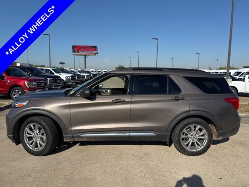 Used 2021 Ford Explorer XLT w/ Equipment Group 202A image 3