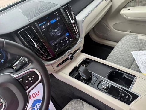 Used 2022 Volvo XC60 B5 Momentum image 14