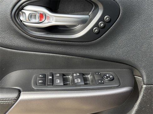 Used 2019 Jeep Cherokee Limited image 18