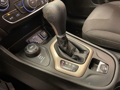 Used 2017 Jeep Cherokee Latitude w/ Cold Weather Group image 24