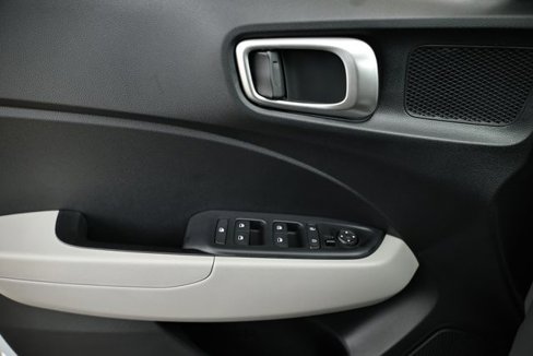 New 2025 Hyundai Venue SEL image 6