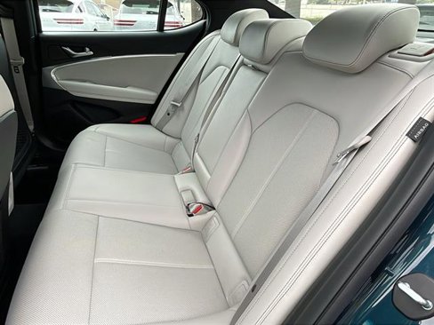 Used 2025 Genesis G70 2.5T image 16