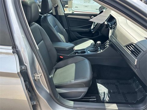 Used 2020 Volkswagen Jetta SE w/ SE Cold Weather Package image 9
