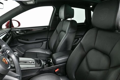 Certified 2024 Porsche Macan image 5