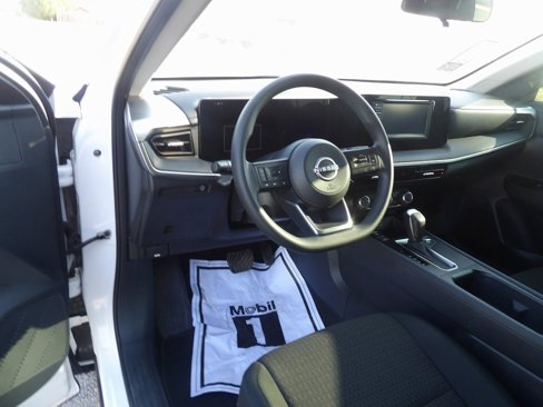 Used 2025 Nissan Kicks S image 10