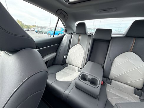 Used 2018 Toyota Camry XLE image 12