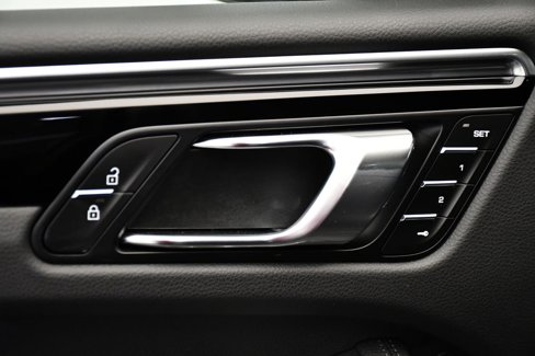 Certified 2025 Porsche Macan Turbo image 37