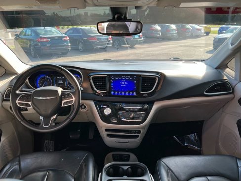Used 2017 Chrysler Pacifica Touring-L image 9