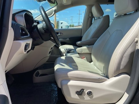 Used 2021 Chrysler Pacifica Touring-L image 13
