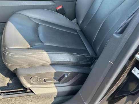 Used 2022 Audi Q8 Premium image 22