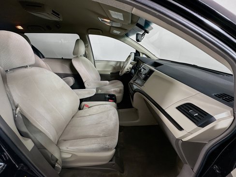 Used 2013 Toyota Sienna LE image 30