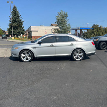 Used 2010 Ford Taurus SHO image 2