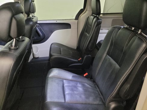 Used 2016 Chrysler Town & Country Touring w/ Driver Convenience Group image 18