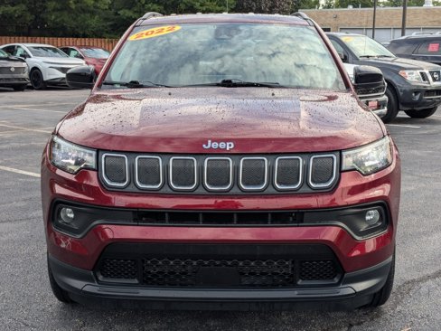 Used 2022 Jeep Compass Latitude image 2
