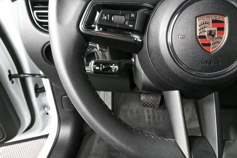 Certified 2025 Porsche Macan image 10