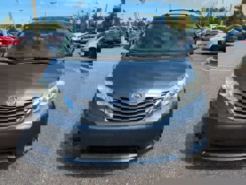 Used 2015 Toyota Sienna LE image 9