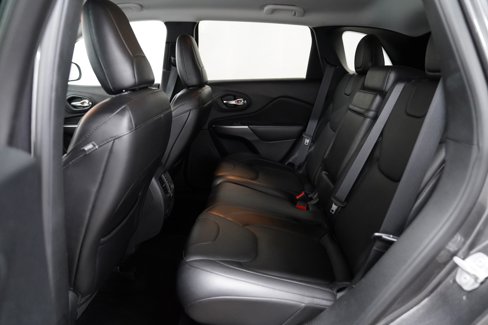 Used 2019 Jeep Cherokee Overland w/ Technology Group image 5