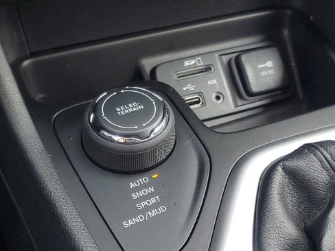 Used 2018 Jeep Cherokee Overland image 25