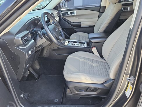 Used 2020 Ford Explorer XLT image 2