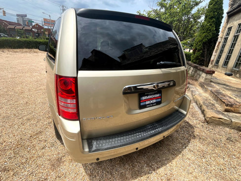 Used 2010 Chrysler Town & Country Touring image 7