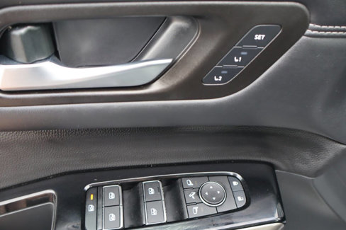 Used 2024 Nissan Pathfinder Platinum w/ Black Appearance Package image 18