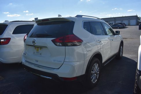 Used 2017 Nissan Rogue SV image 4