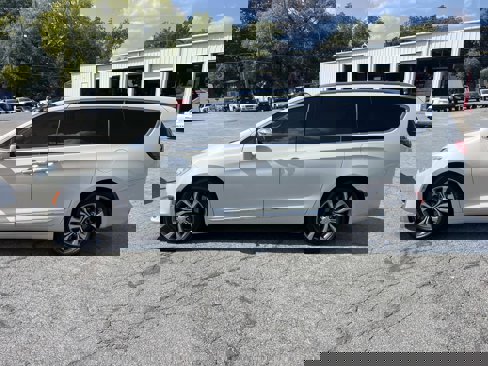 Used 2017 Chrysler Pacifica Limited image 4