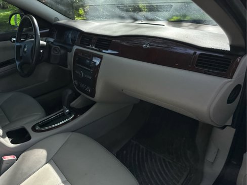 Used 2009 Chevrolet Impala LT w/ Luxury Edition Package image 9