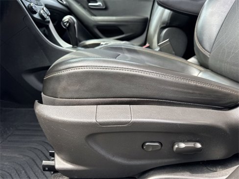 Used 2019 Chevrolet Trax LT w/ LT Convenience Package image 12