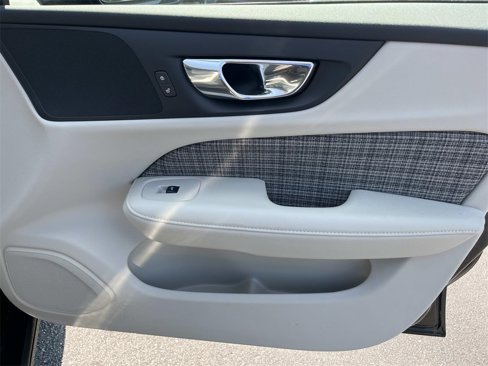 Used 2020 Volvo V60 T5 Momentum image 24