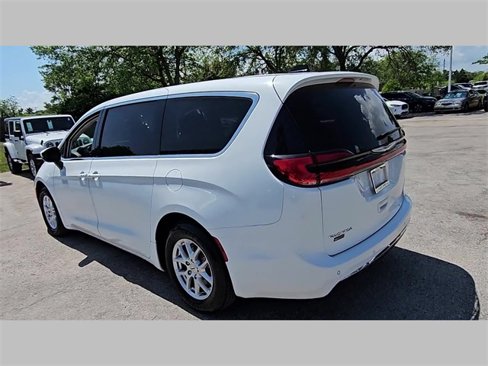 Used 2023 Chrysler Pacifica Touring-L image 16