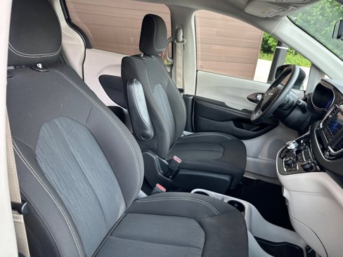 Used 2020 Chrysler Voyager LX image 19