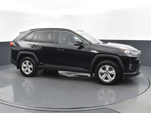 Used 2020 Toyota RAV4 XLE image 2