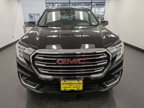 Used 2022 GMC Terrain SLT w/ Infotainment Package II image 2