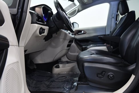 Used 2017 Chrysler Pacifica Touring-L image 17
