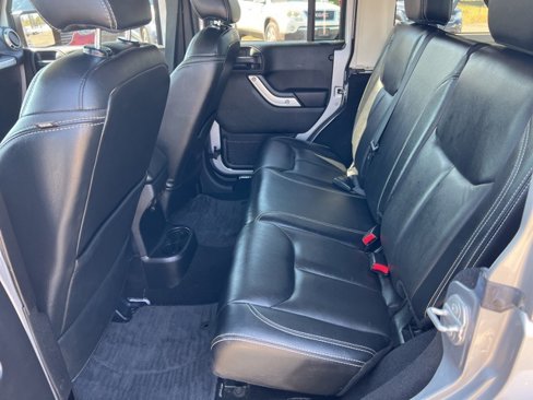 Used 2015 Jeep Wrangler Unlimited Sahara w/ Connectivity Group image 15